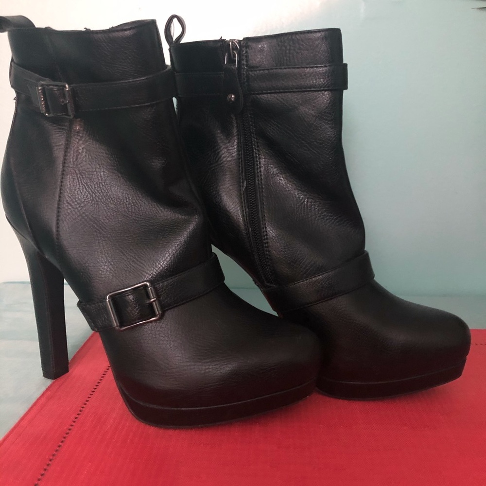 Vera Wang Black Boots